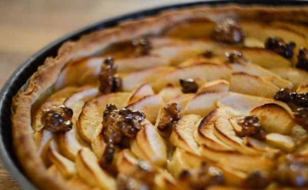 Tarte aux coings, noix et pommes