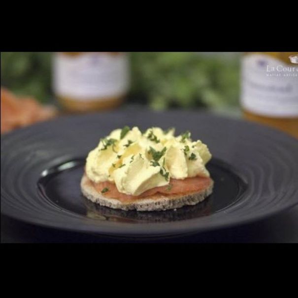 Blinis de saumon fumé et chantilly à la confiture