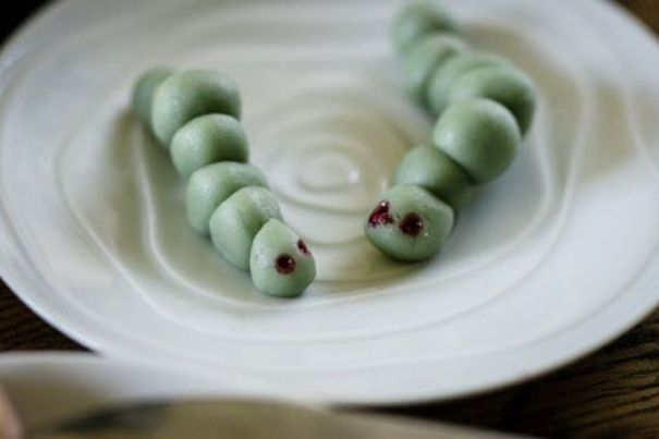 Chenilles zombies en pâte d'amande
