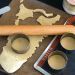 Etaler la pâte au rouleau et découper des formes