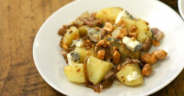 Recette La Cour d'Orgères : salade sucré salé de pommes de terre, andouille, chèvre et chutney celtique