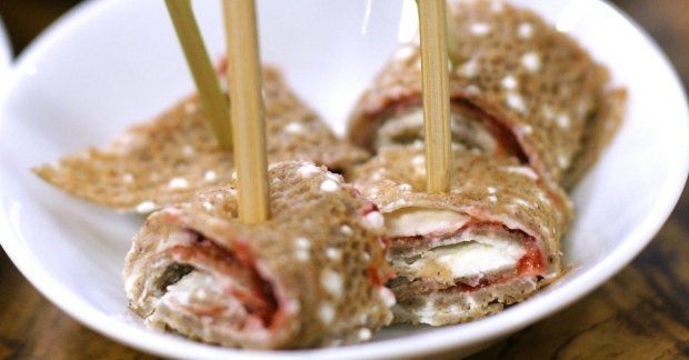 idée pour un buffet de fête galette roulée au fromage et confiture