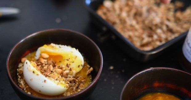 Oeuf mollet sur son lit de purée maison butternut-châtaigne et chutney de saison