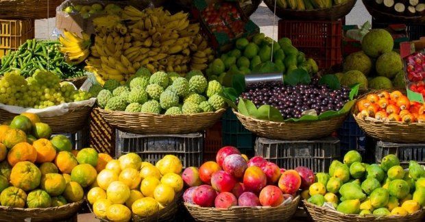 étales de fruits et légumes du monde