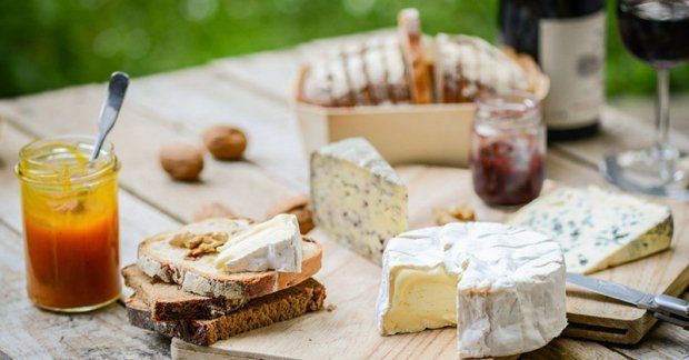 Un plateau de fromages et confitures en terrasse