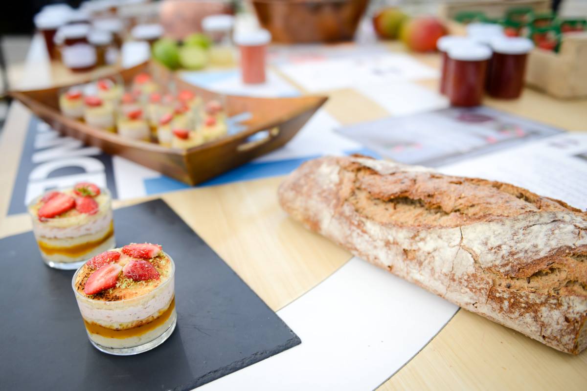 verrine zébrée de brioche grillée et de crème fouettée cœur grenadine à midi france