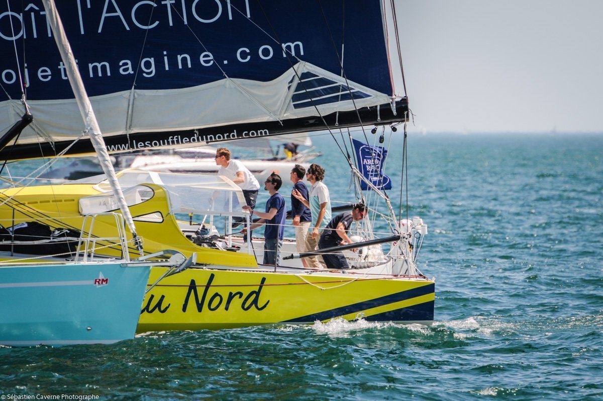 Thomas Ruyant et toute son équipe à bord de l'Imoca Bleu et Jaune aux couleurs du Projet Imagine