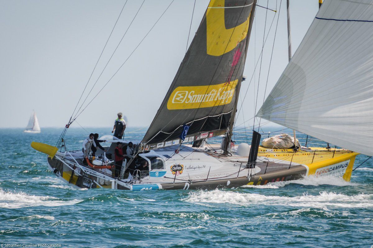 Arnaud Boissières à bord de son Imoca aux couleurs de 