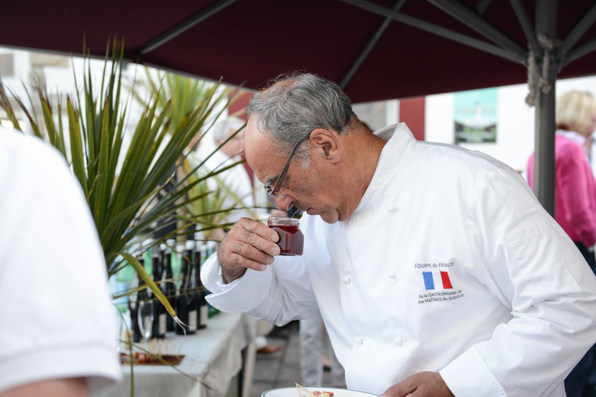 Le Chef Bernard Vaussion déguste notre confiture Un air d