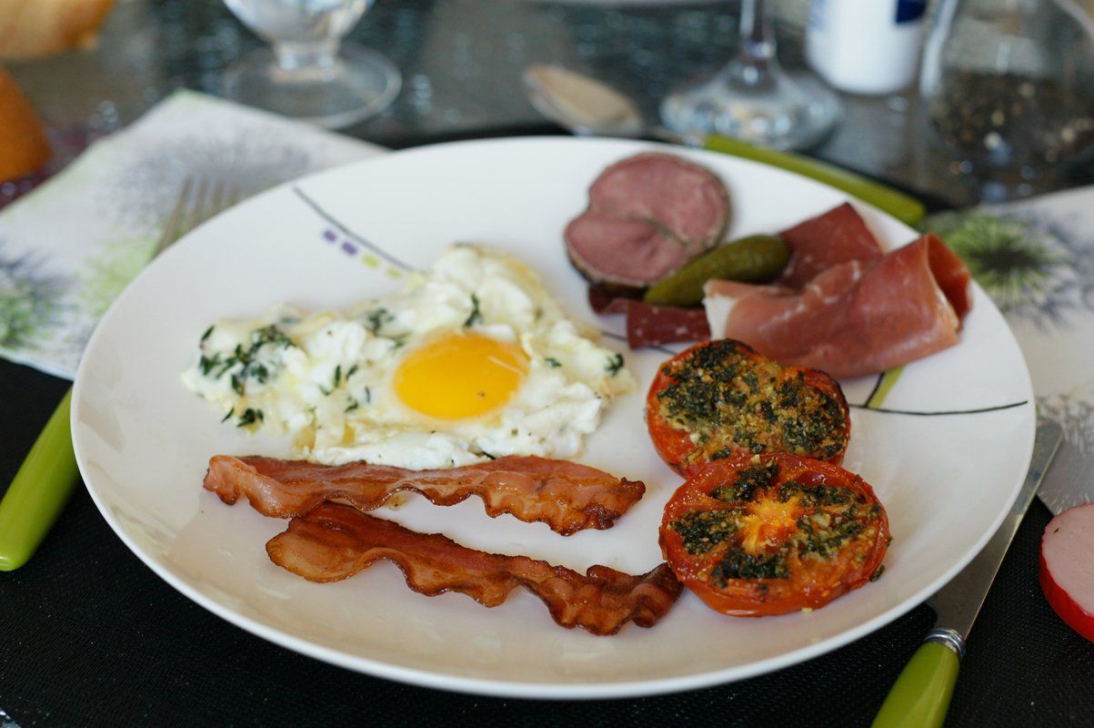 oeufs-plat-tomates-bacon