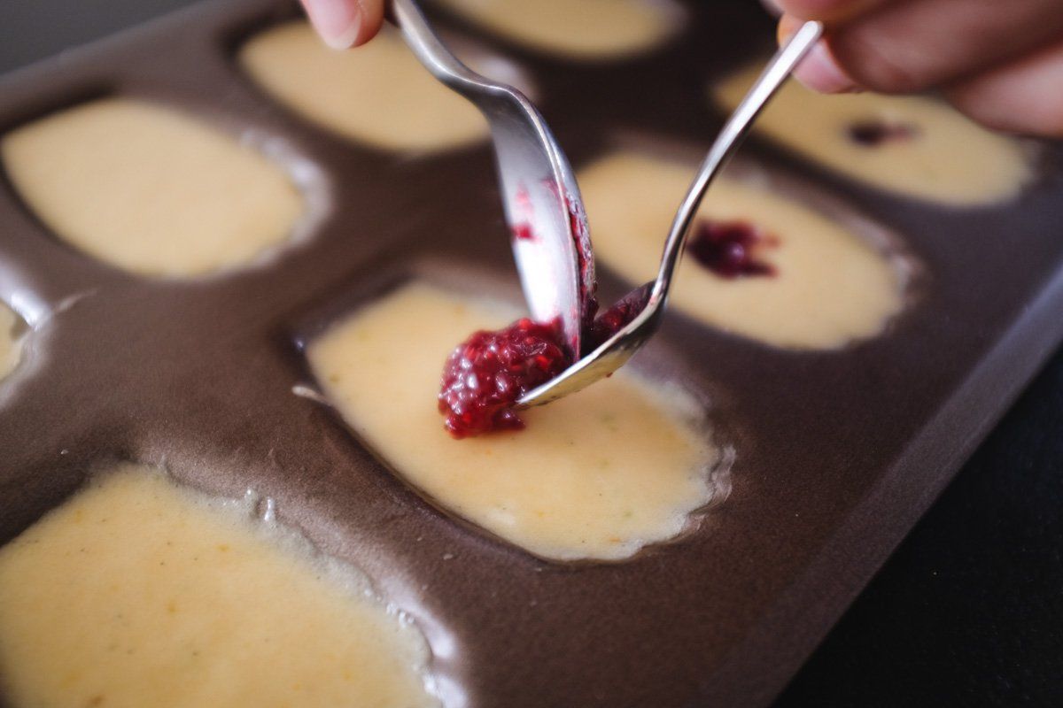 ajouter la confiture sur les madeleines