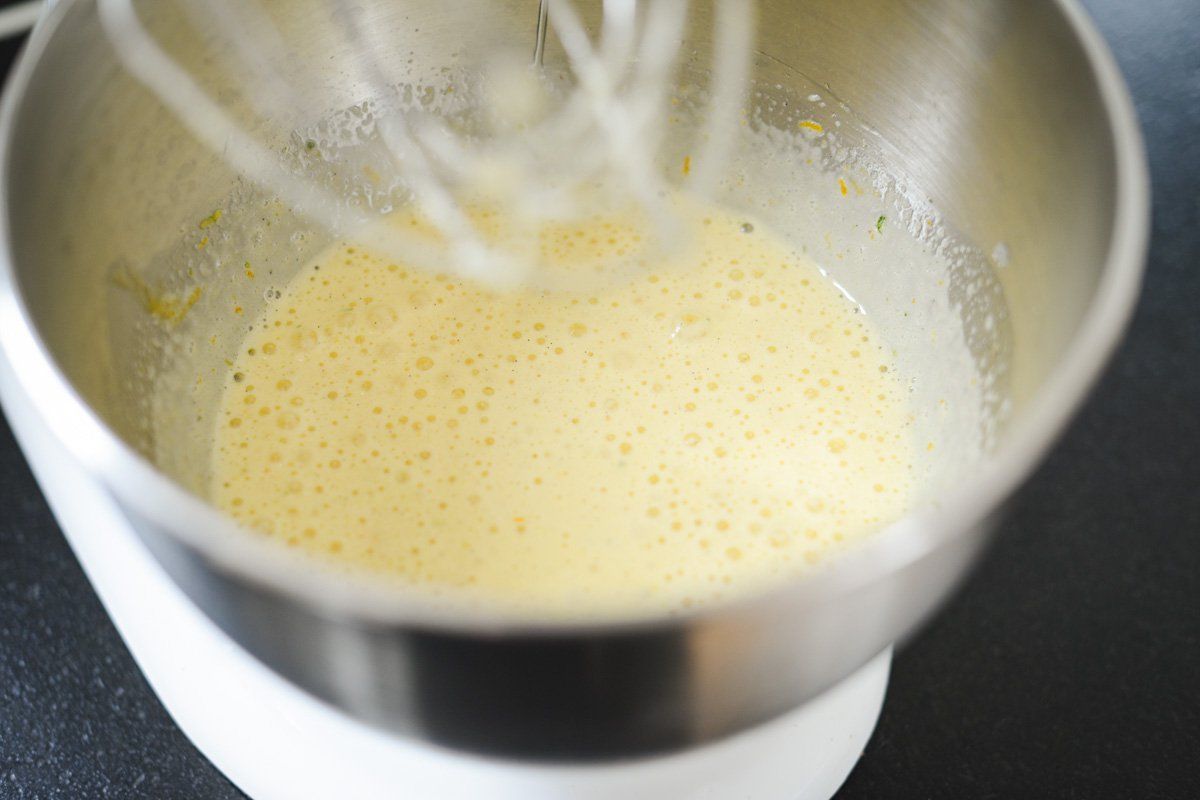 blanchir oeuf + sucre pour la pâte à madeleines