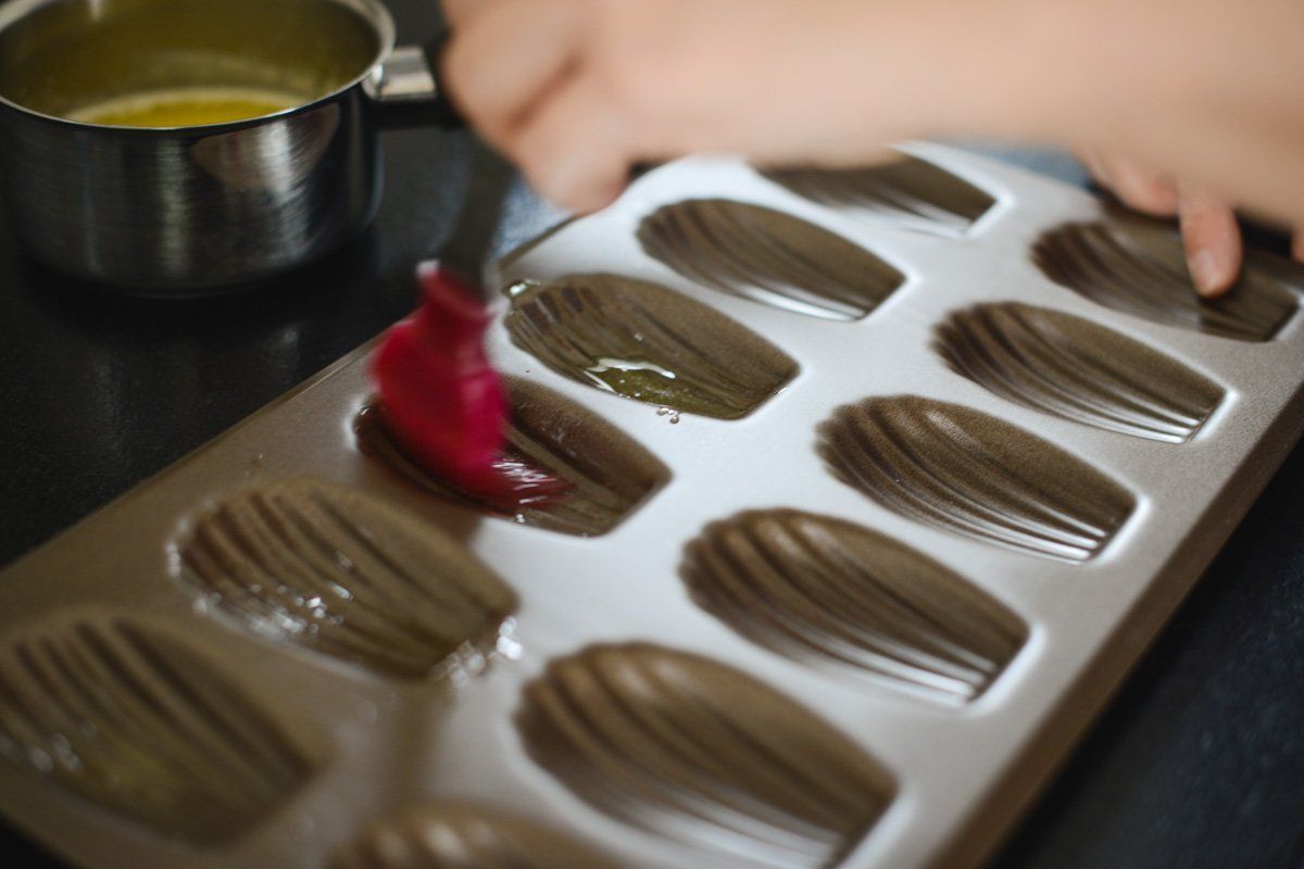 beurrer les moules à madeleines