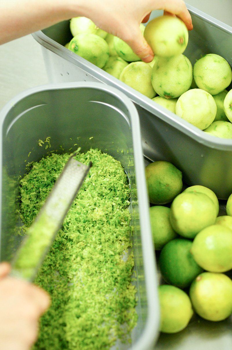 un long travail pour zester autant de citrons verts