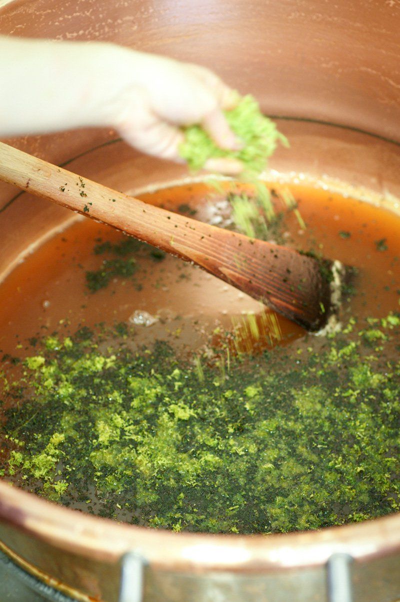 Parsemer de menthe fraiche et de zestes de citron vert