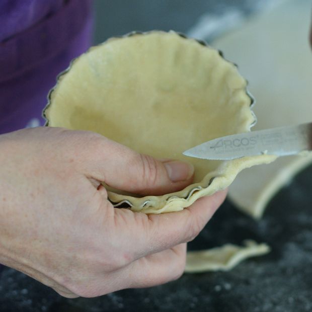 decouper-la-pate-autour-du-moule